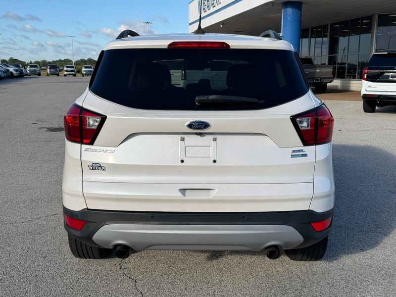 Ford Escape Vehicle Full-screen Gallery Image 4
