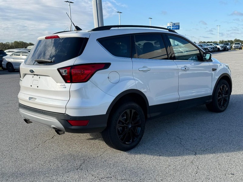 Ford Escape Vehicle Full-screen Gallery Image 5