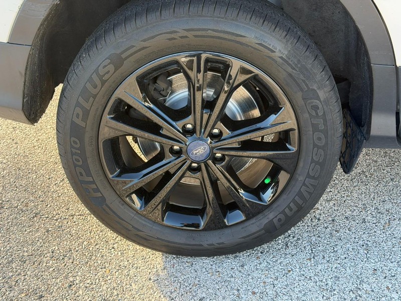 Ford Escape Vehicle Full-screen Gallery Image 6