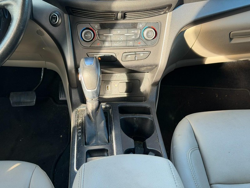 Ford Escape Vehicle Full-screen Gallery Image 12