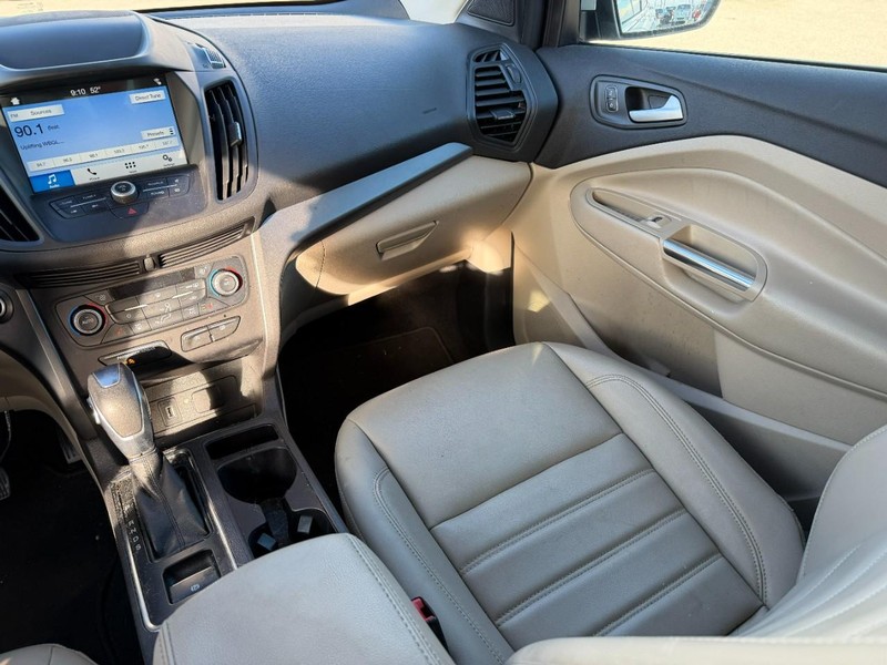 Ford Escape Vehicle Full-screen Gallery Image 13