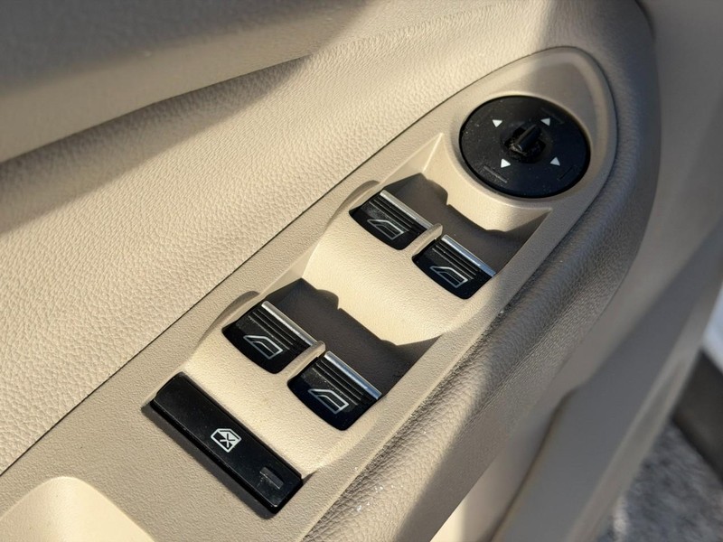 Ford Escape Vehicle Full-screen Gallery Image 14