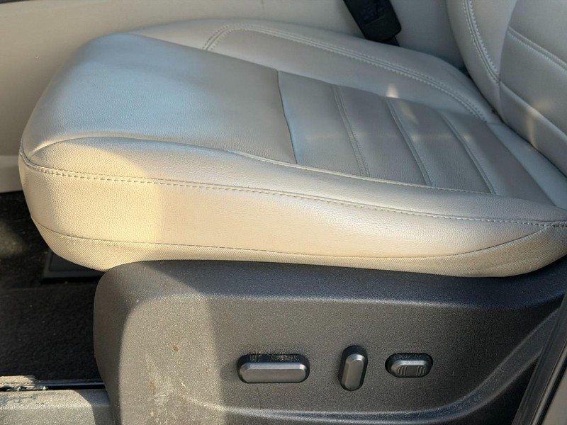 Ford Escape Vehicle Full-screen Gallery Image 15