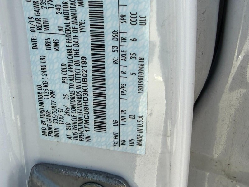 Ford Escape Vehicle Full-screen Gallery Image 18