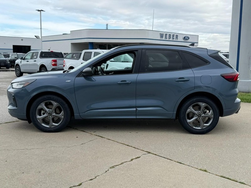Ford Escape Vehicle Full-screen Gallery Image 2