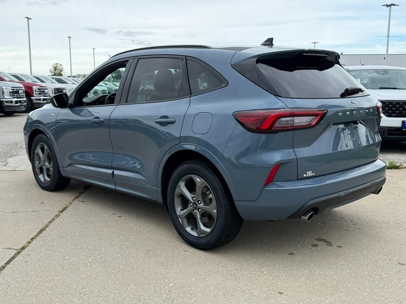Ford Escape Vehicle Full-screen Gallery Image 3