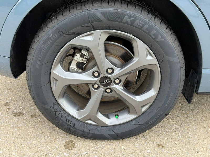 Ford Escape Vehicle Full-screen Gallery Image 6
