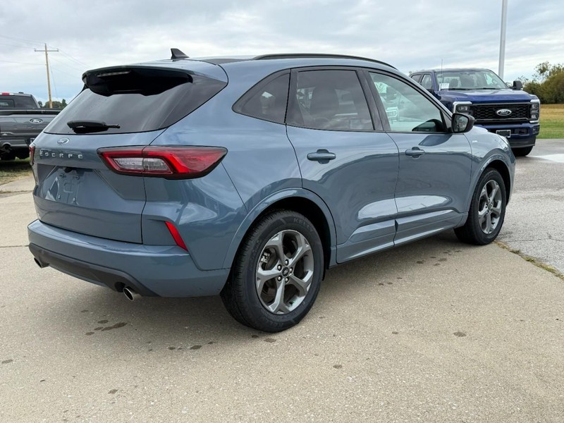 Ford Escape Vehicle Full-screen Gallery Image 7