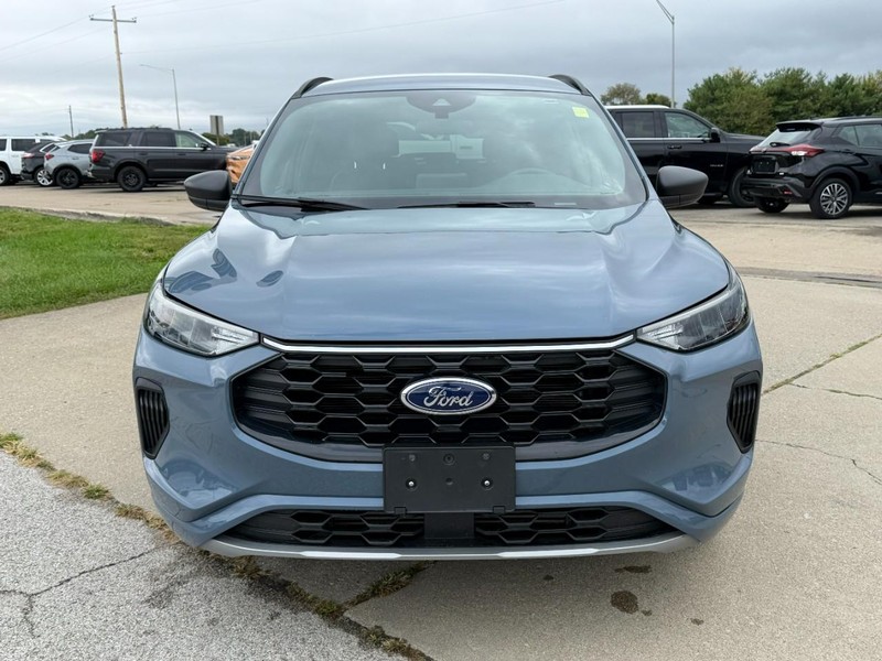 Ford Escape Vehicle Full-screen Gallery Image 9