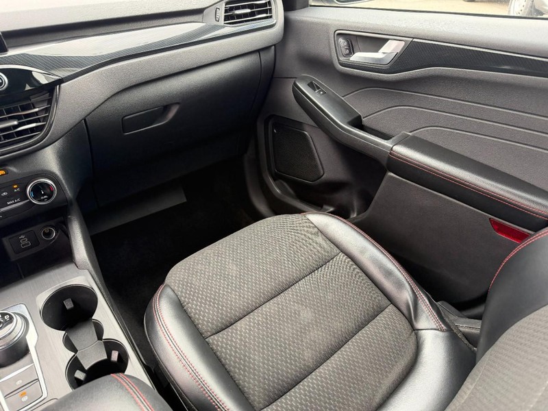 Ford Escape Vehicle Full-screen Gallery Image 15