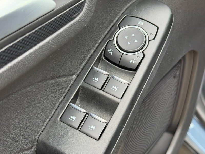 Ford Escape Vehicle Full-screen Gallery Image 16