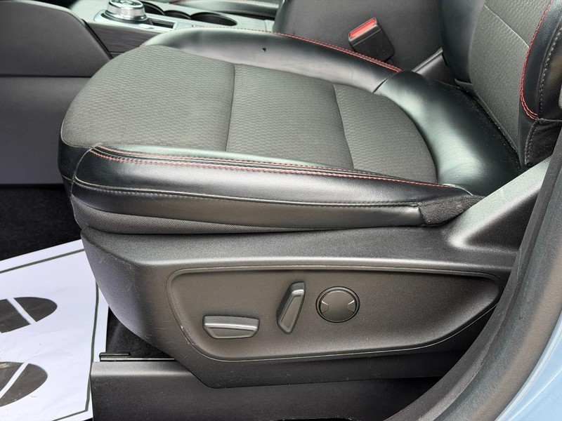 Ford Escape Vehicle Full-screen Gallery Image 17