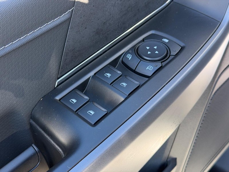 Ford F-150 Vehicle Full-screen Gallery Image 16