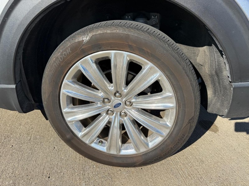 Ford Explorer Vehicle Full-screen Gallery Image 2