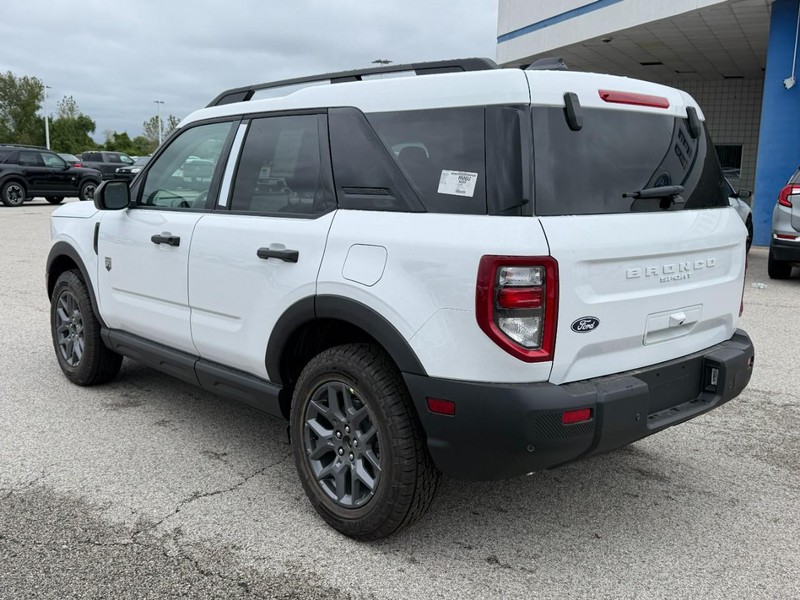 Ford Bronco Sport Vehicle Full-screen Gallery Image 3