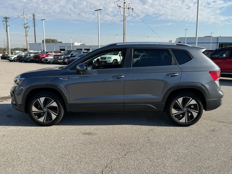 Volkswagen Taos Vehicle Full-screen Gallery Image 2