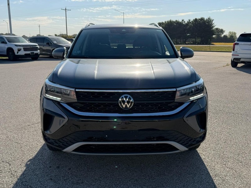 Volkswagen Taos Vehicle Full-screen Gallery Image 9