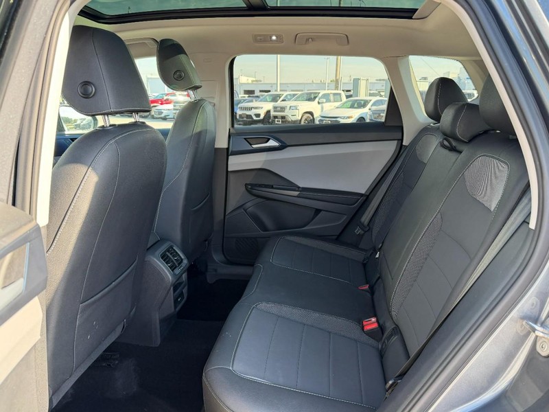 Volkswagen Taos Vehicle Full-screen Gallery Image 10