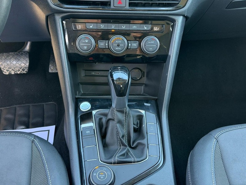 Volkswagen Taos Vehicle Full-screen Gallery Image 15
