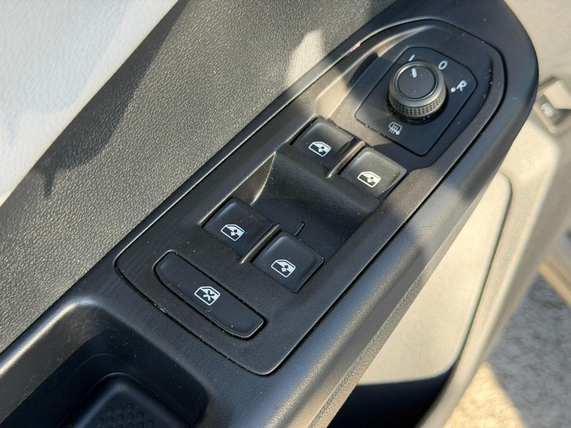Volkswagen Taos Vehicle Full-screen Gallery Image 17