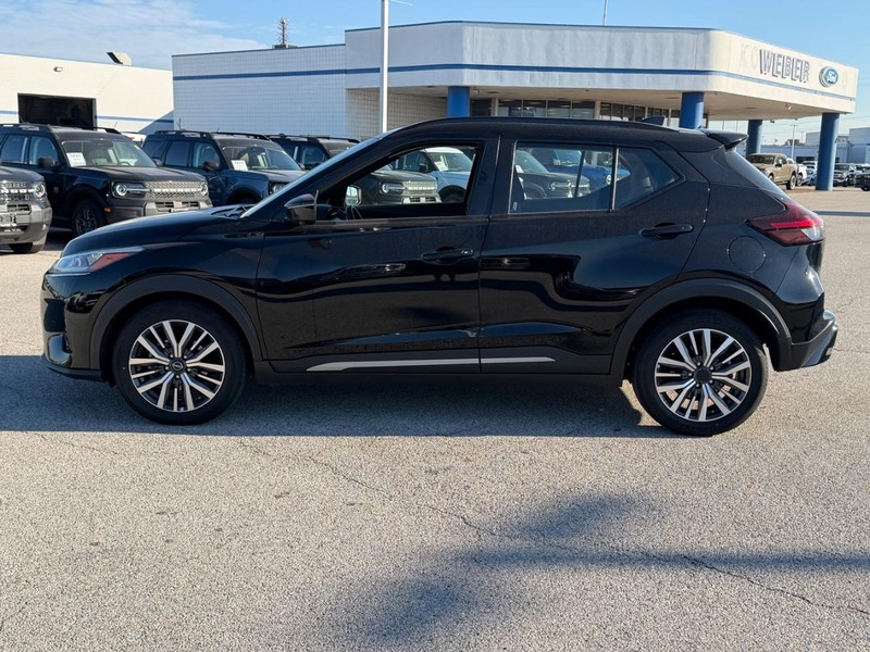 Nissan Kicks Vehicle Full-screen Gallery Image 2