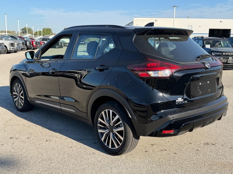 Nissan Kicks Vehicle Full-screen Gallery Image 3