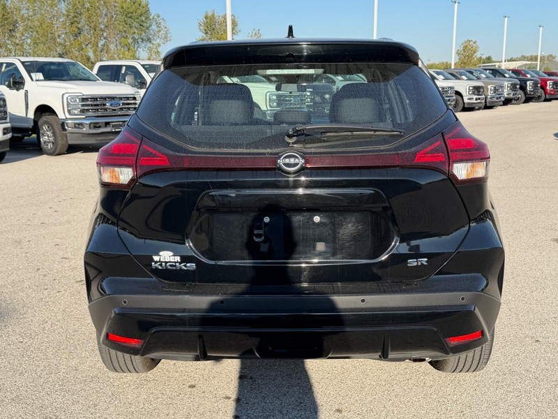 Nissan Kicks Vehicle Full-screen Gallery Image 4