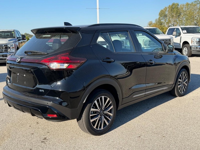 Nissan Kicks Vehicle Full-screen Gallery Image 6