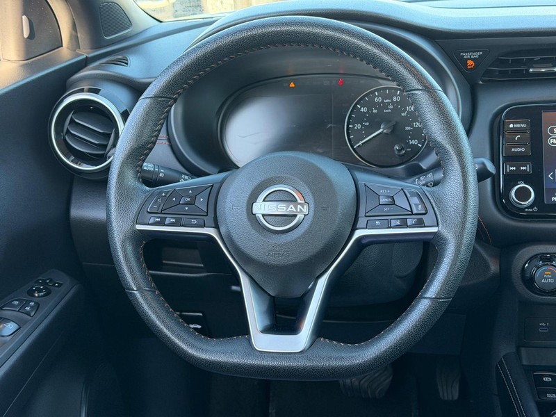Nissan Kicks Vehicle Full-screen Gallery Image 13