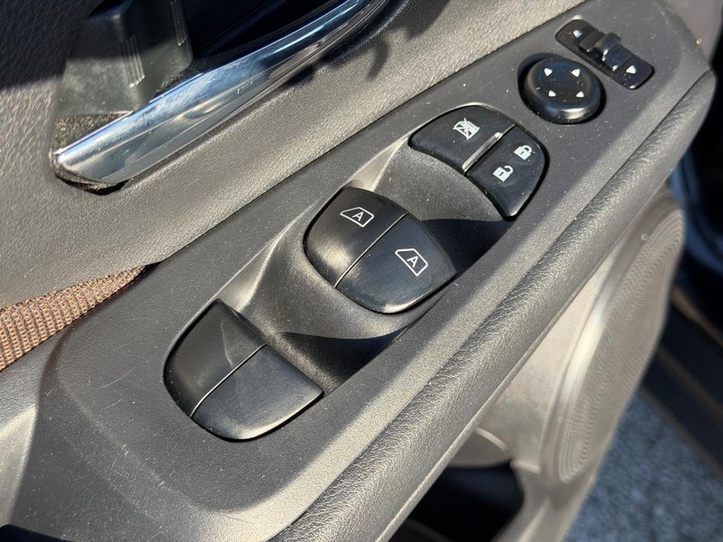 Nissan Kicks Vehicle Full-screen Gallery Image 17