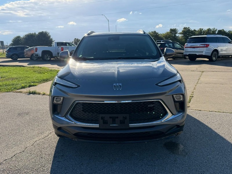 Buick Encore GX Vehicle Full-screen Gallery Image 9