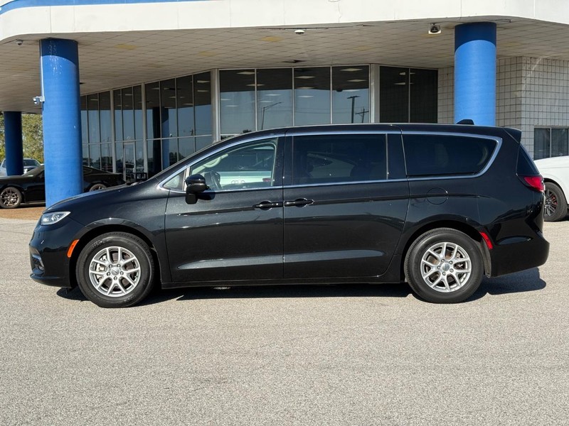 Chrysler Pacifica Vehicle Full-screen Gallery Image 02