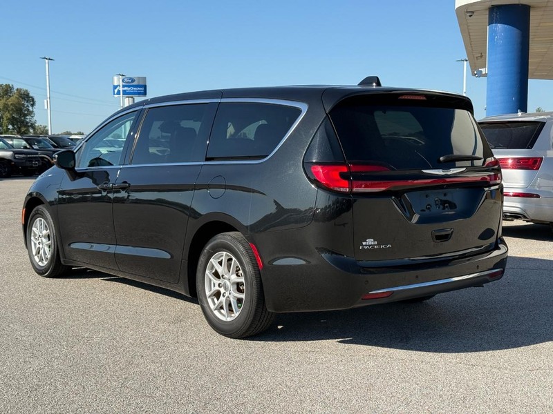 Chrysler Pacifica Vehicle Full-screen Gallery Image 03