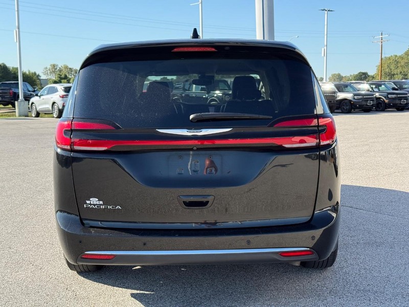 Chrysler Pacifica Vehicle Full-screen Gallery Image 04