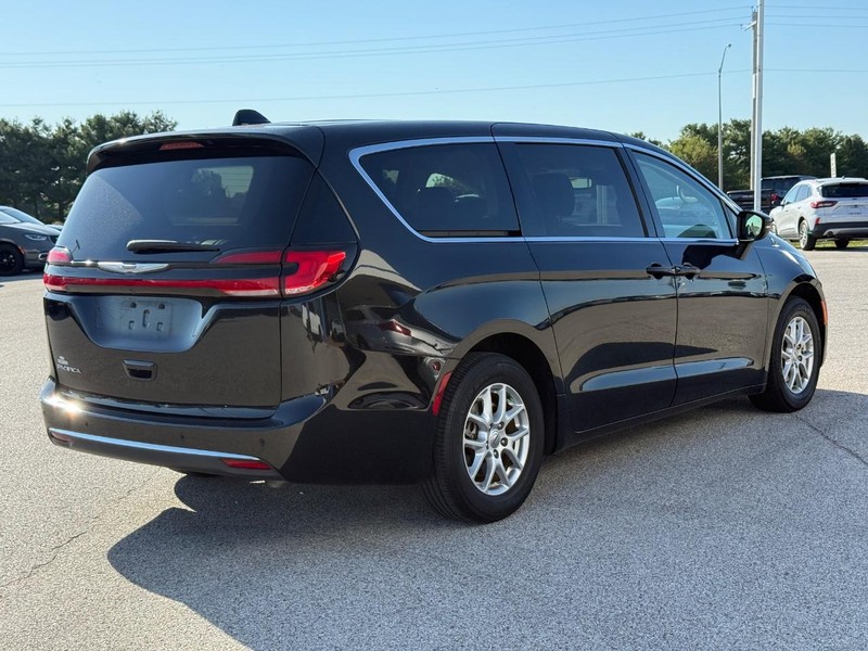 Chrysler Pacifica Vehicle Full-screen Gallery Image 05