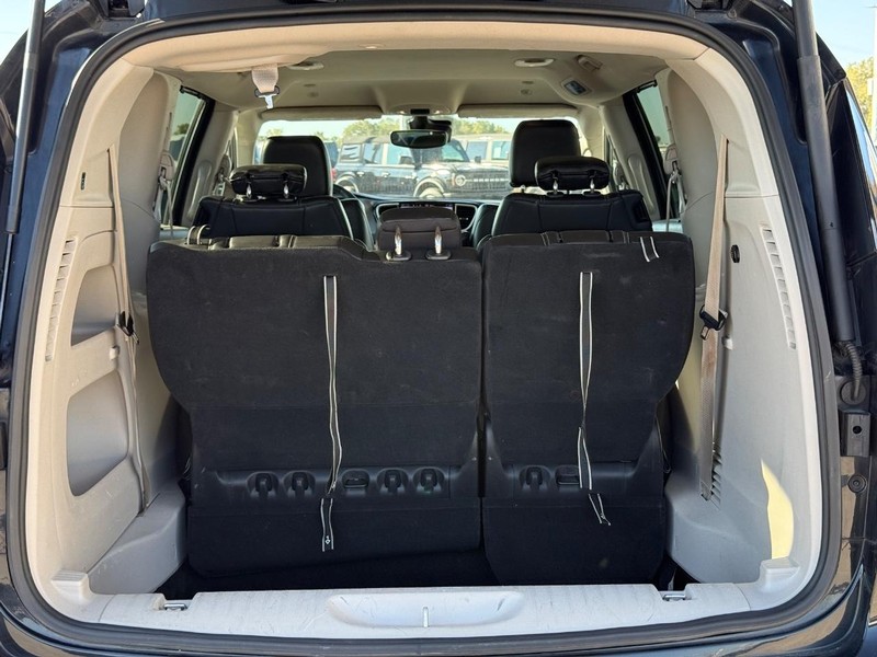 Chrysler Pacifica Vehicle Full-screen Gallery Image 06