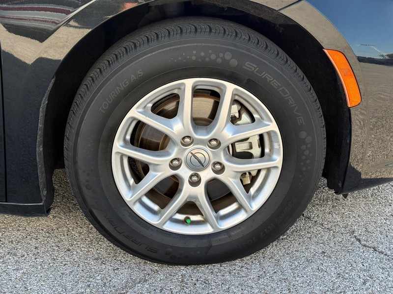 Chrysler Pacifica Vehicle Full-screen Gallery Image 07