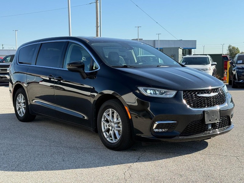 Chrysler Pacifica Vehicle Full-screen Gallery Image 08