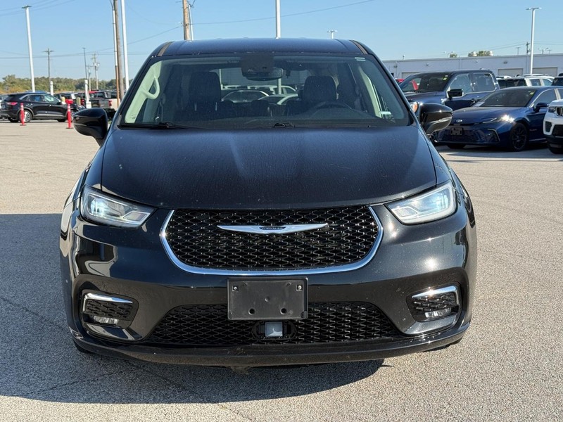 Chrysler Pacifica Vehicle Full-screen Gallery Image 09