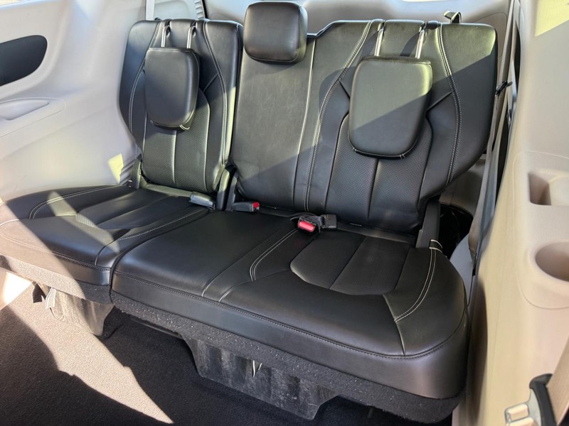 Chrysler Pacifica Vehicle Full-screen Gallery Image 10