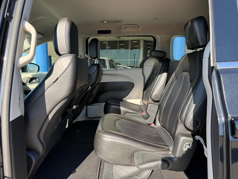 Chrysler Pacifica Vehicle Full-screen Gallery Image 11