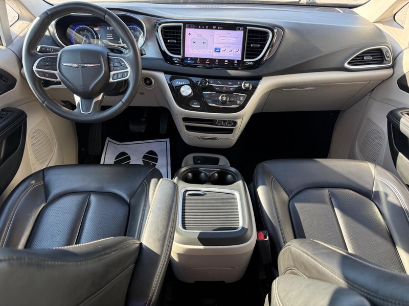 Chrysler Pacifica Vehicle Full-screen Gallery Image 12