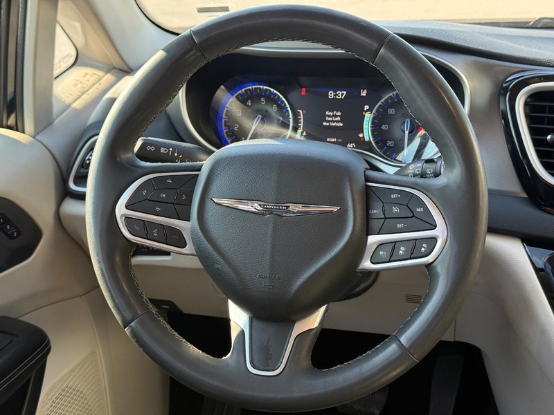 Chrysler Pacifica Vehicle Full-screen Gallery Image 13