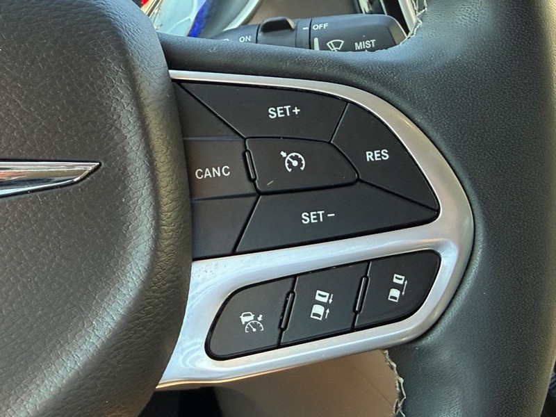 Chrysler Pacifica Vehicle Full-screen Gallery Image 15
