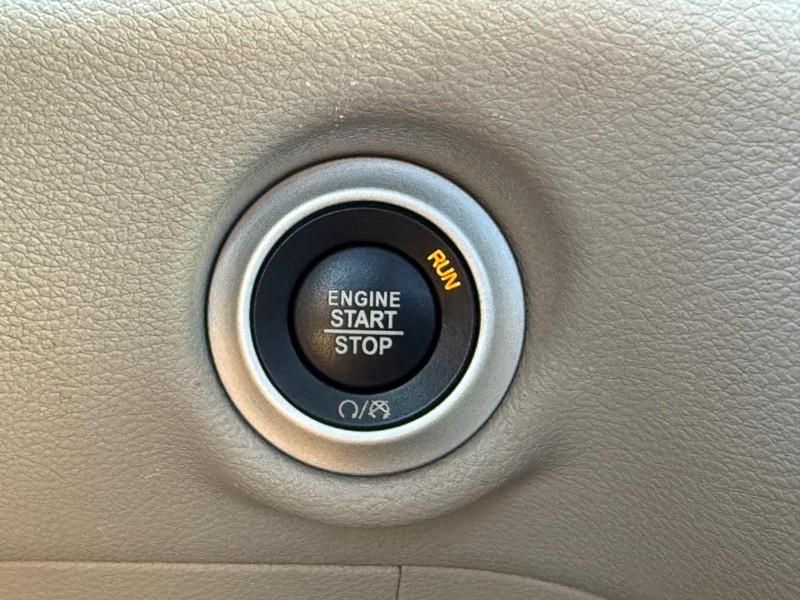 Chrysler Pacifica Vehicle Full-screen Gallery Image 16