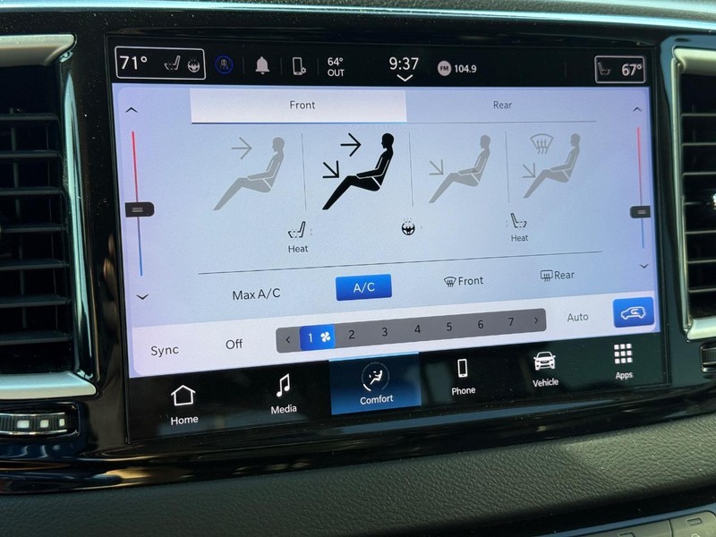 Chrysler Pacifica Vehicle Full-screen Gallery Image 18