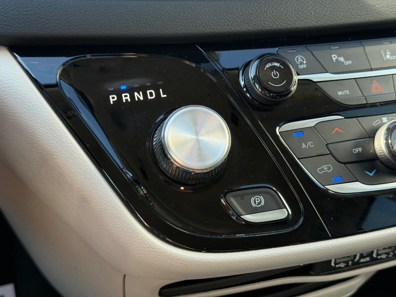 Chrysler Pacifica Vehicle Full-screen Gallery Image 20