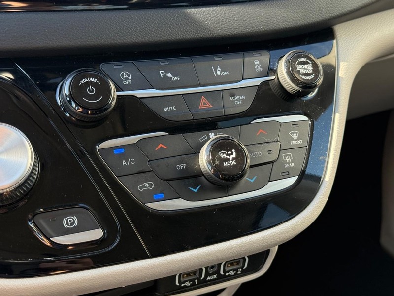 Chrysler Pacifica Vehicle Full-screen Gallery Image 21