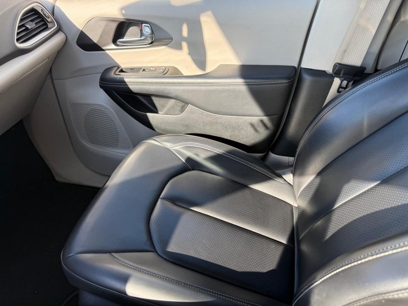Chrysler Pacifica Vehicle Full-screen Gallery Image 22