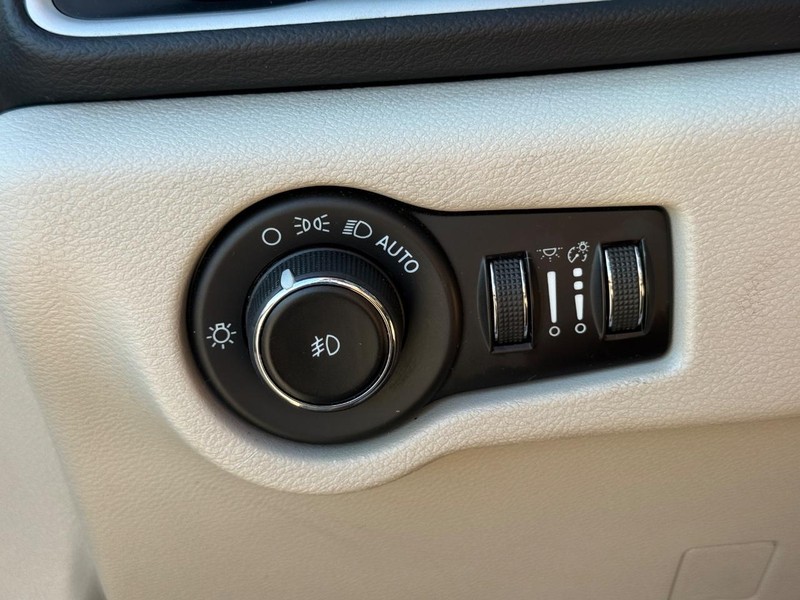 Chrysler Pacifica Vehicle Full-screen Gallery Image 24